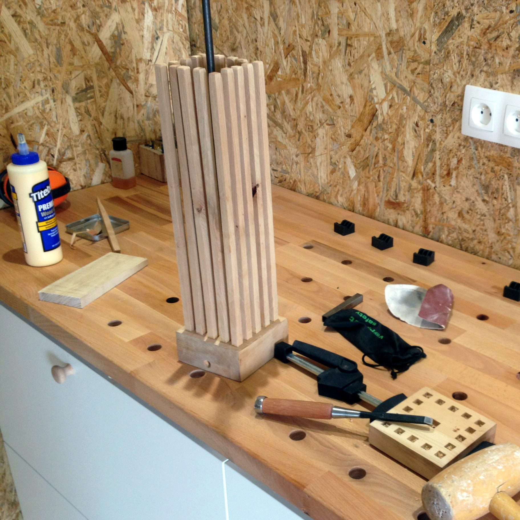 Réalisation de la structure de la lampe bocage avec les outils traditionnels de l'ébénisterie.