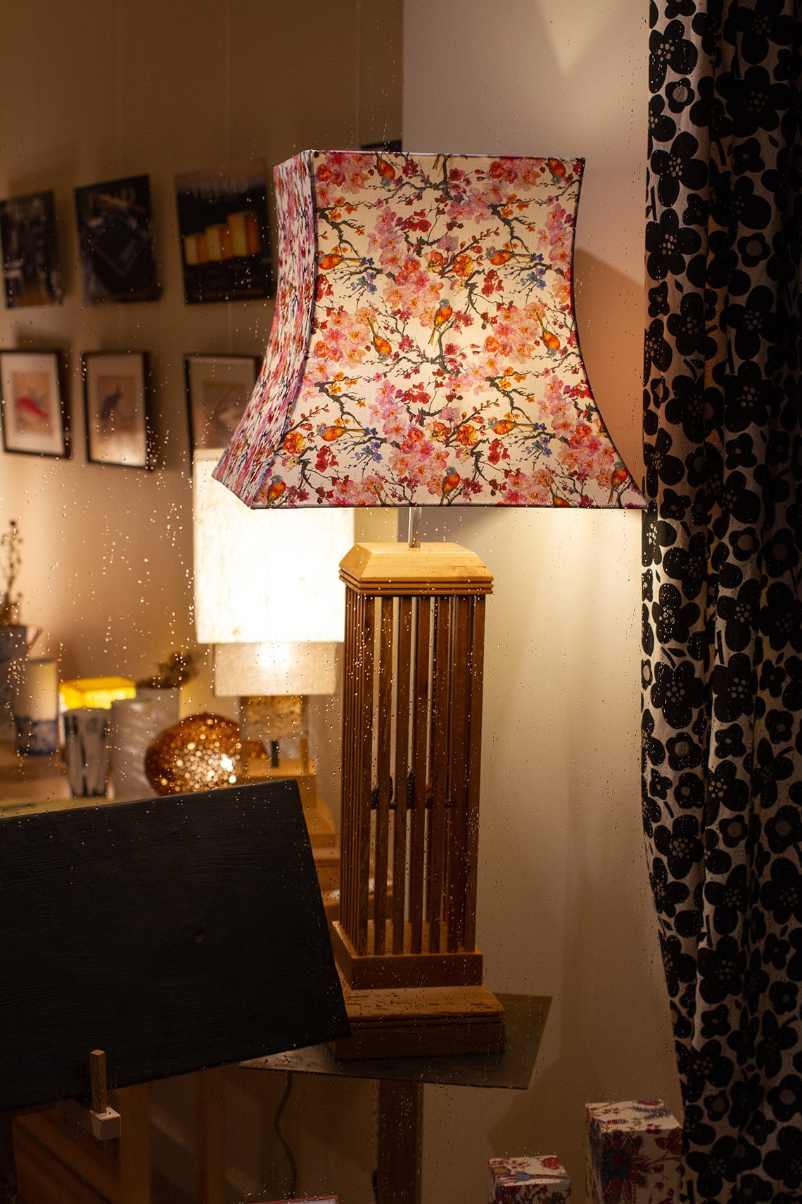 Lampe de la collection bocage en bois de poirier, oiseaux origami et abat-jour avec un tissus japonais, par l'Atelier Villard.