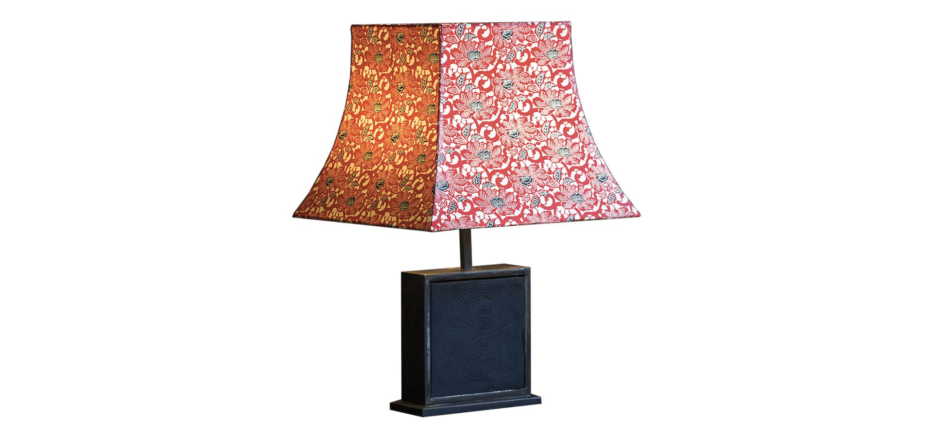 Lampe Hashira 柱 Fleurs de lotus - Bois brûlé, acier et papier japonais chiyogami, par l'Atelier Villard.