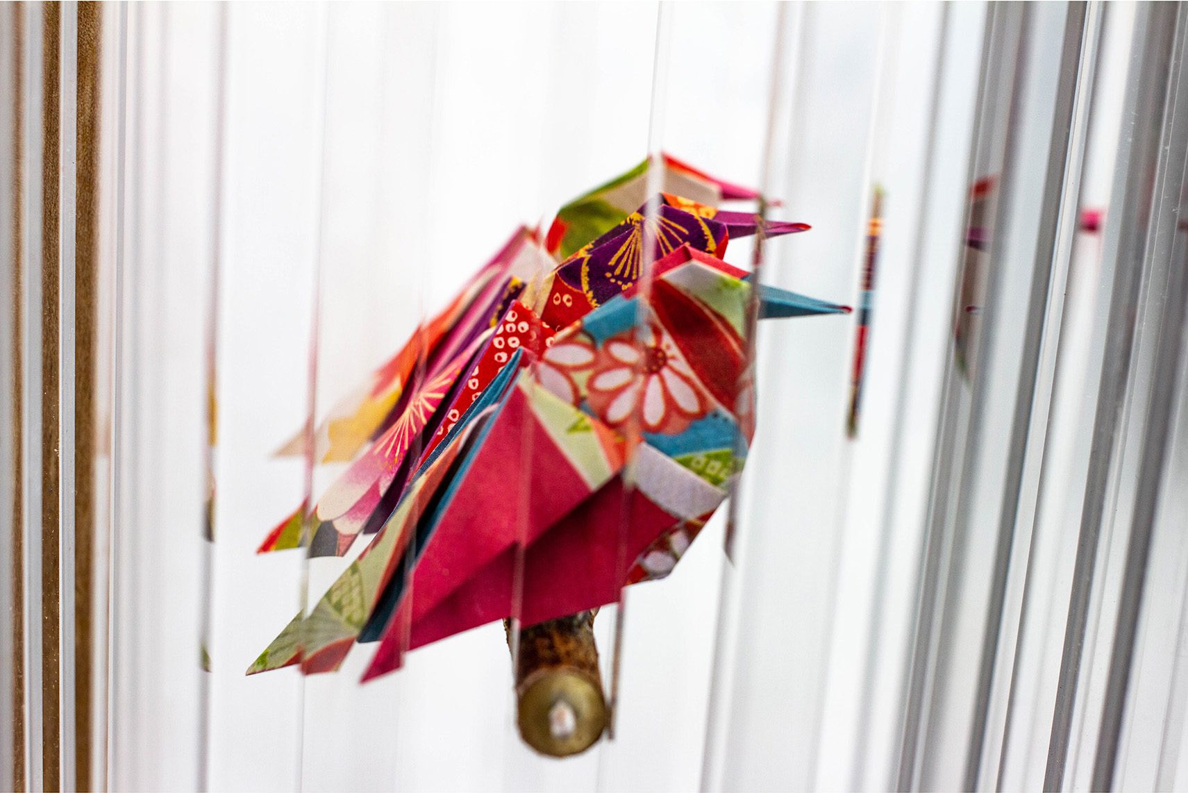 Lampe de la collection bocage en bois de noyer et plexiglass, oiseaux origami et abat-jour avec un tissus anglais Cole & Son, par l'Atelier Villard.