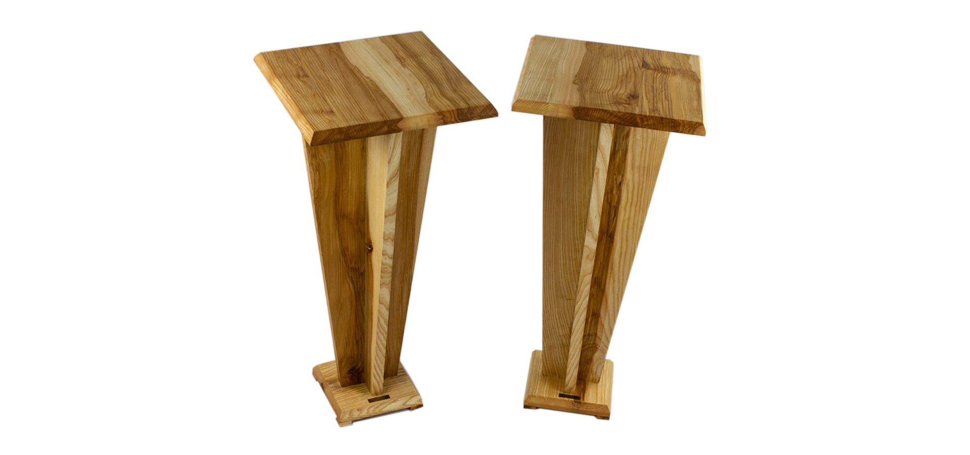 Table de chevet ou bout de canapé en frêne olivier, par l'Atelier Villard, ébéniste artisan d'art.