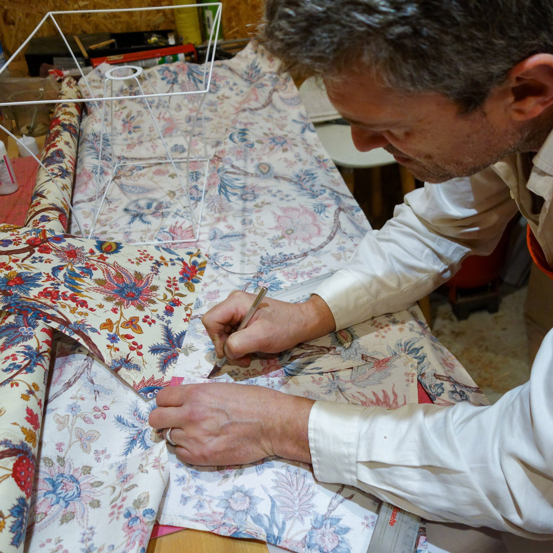 Réalisation de la structure de la lampe bocage avec les outils traditionnels de l'ébénisterie.