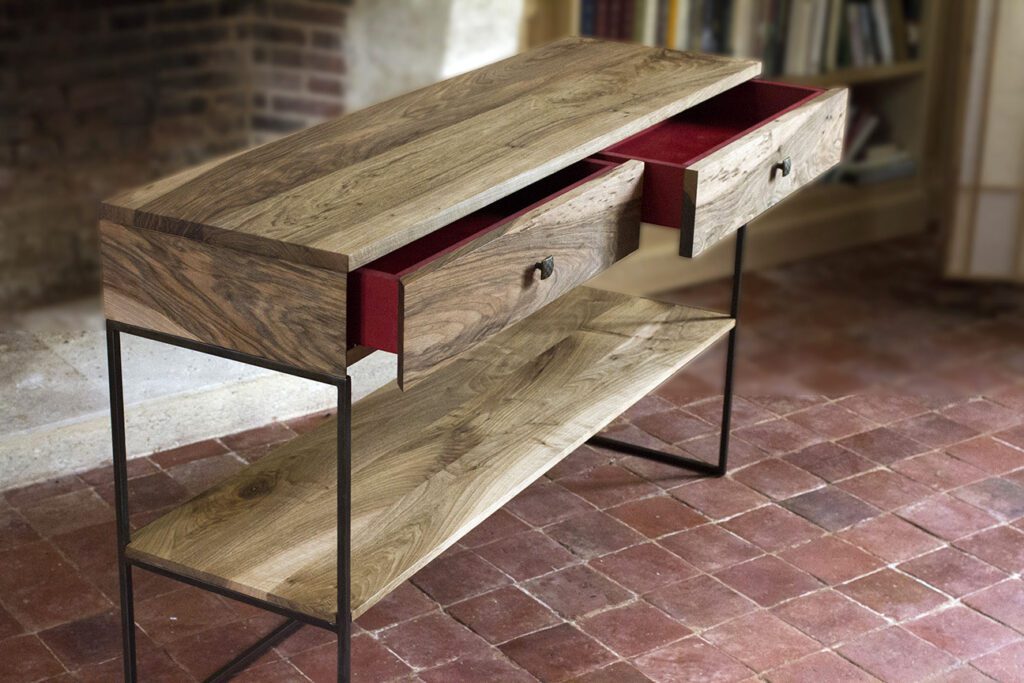Console Shibumi 渋み, 2 tiroirs, bois de noyer, tiroirs en valchromat rouge et acier, par l'Atelier Villard, ébéniste artisan d'art.