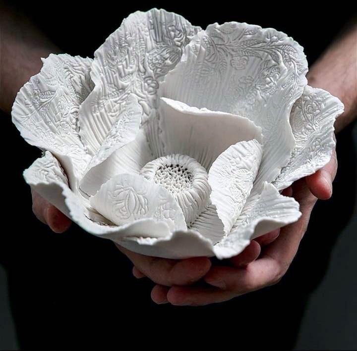 Florence Truchon céramiste grande fleur en porcelaine, en vente à l'Atelier Villard, à Mortagne-au-Perche.