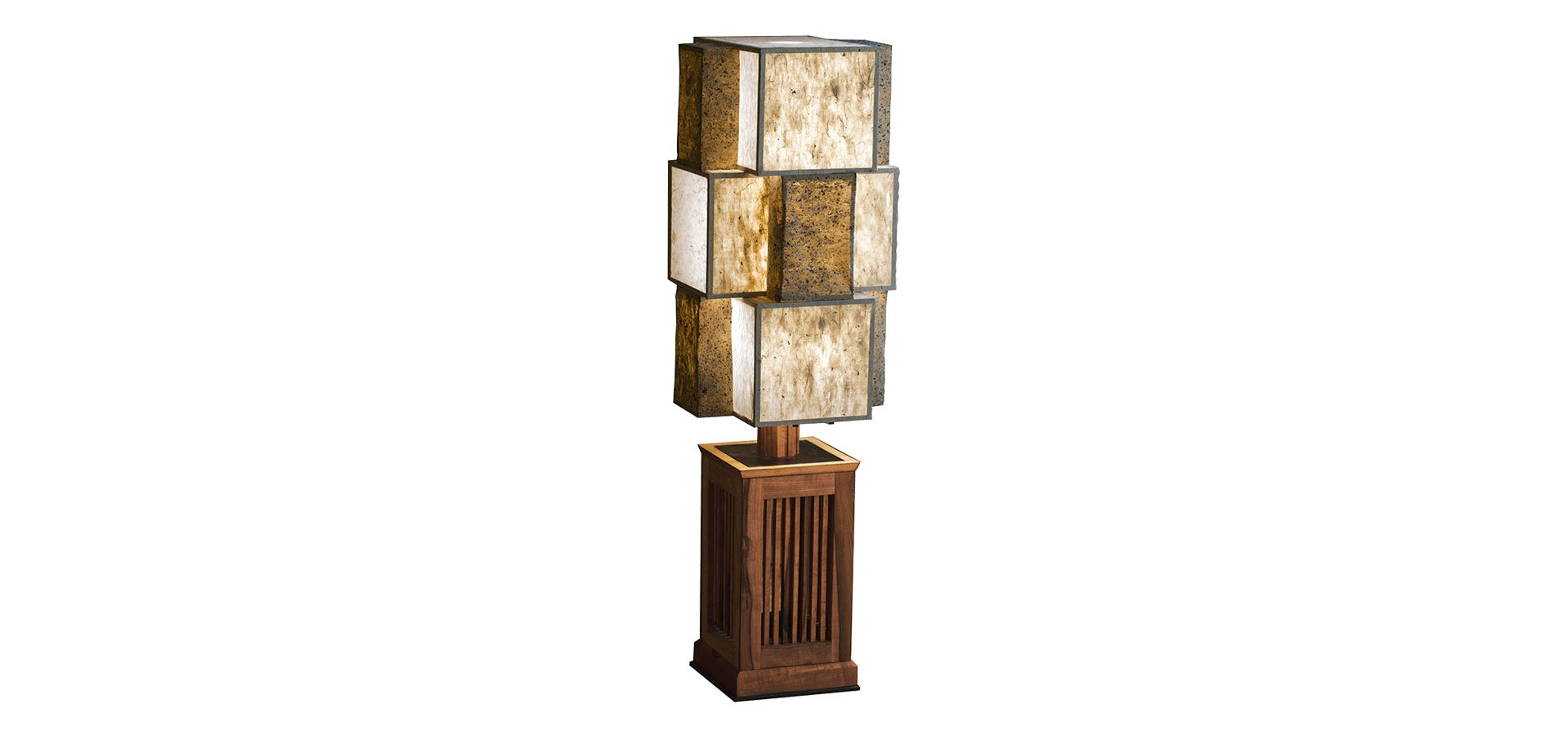 Lampe Komorebi 木漏れ日, en bois de cormier et papiers japonais washi, éclairage LED, par l'Atelier Villard, ébéniste artisan d'art.
