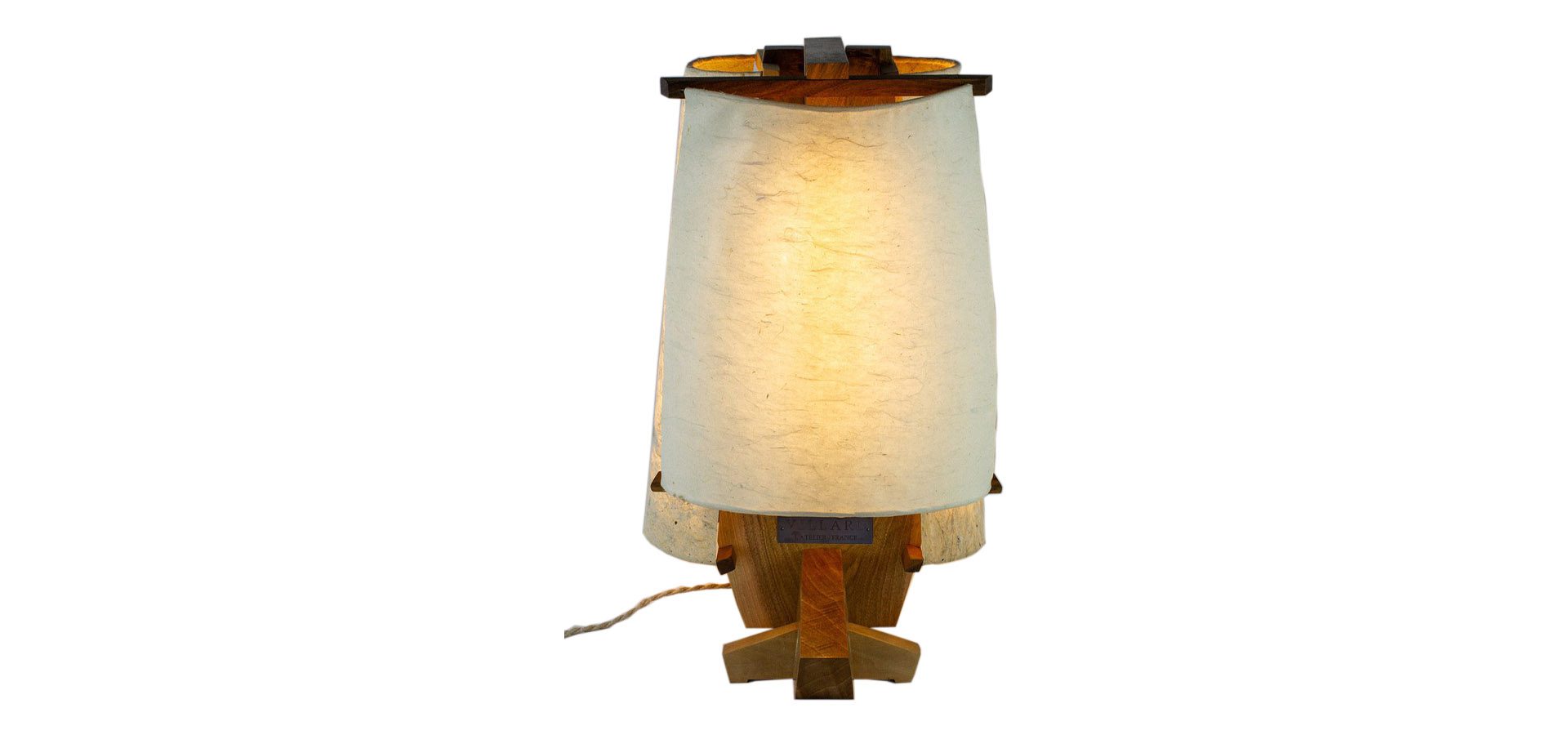 Objet lumineux Je te salue vieil ocean, noyer et papiers japonais washi, éclairage LED, lauréat du Concours Fibois Normandie 2024 catégorie Professionnels, par l'Atelier Villard, ébéniste artisan d'art.