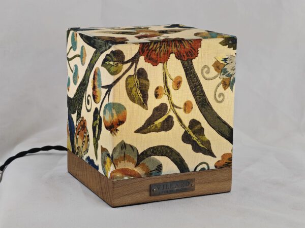 Le cube Villard, tissus anglais House of Hacknay "Gaia", luminaire électrique à ampoule LED par l'Atelier Villard.