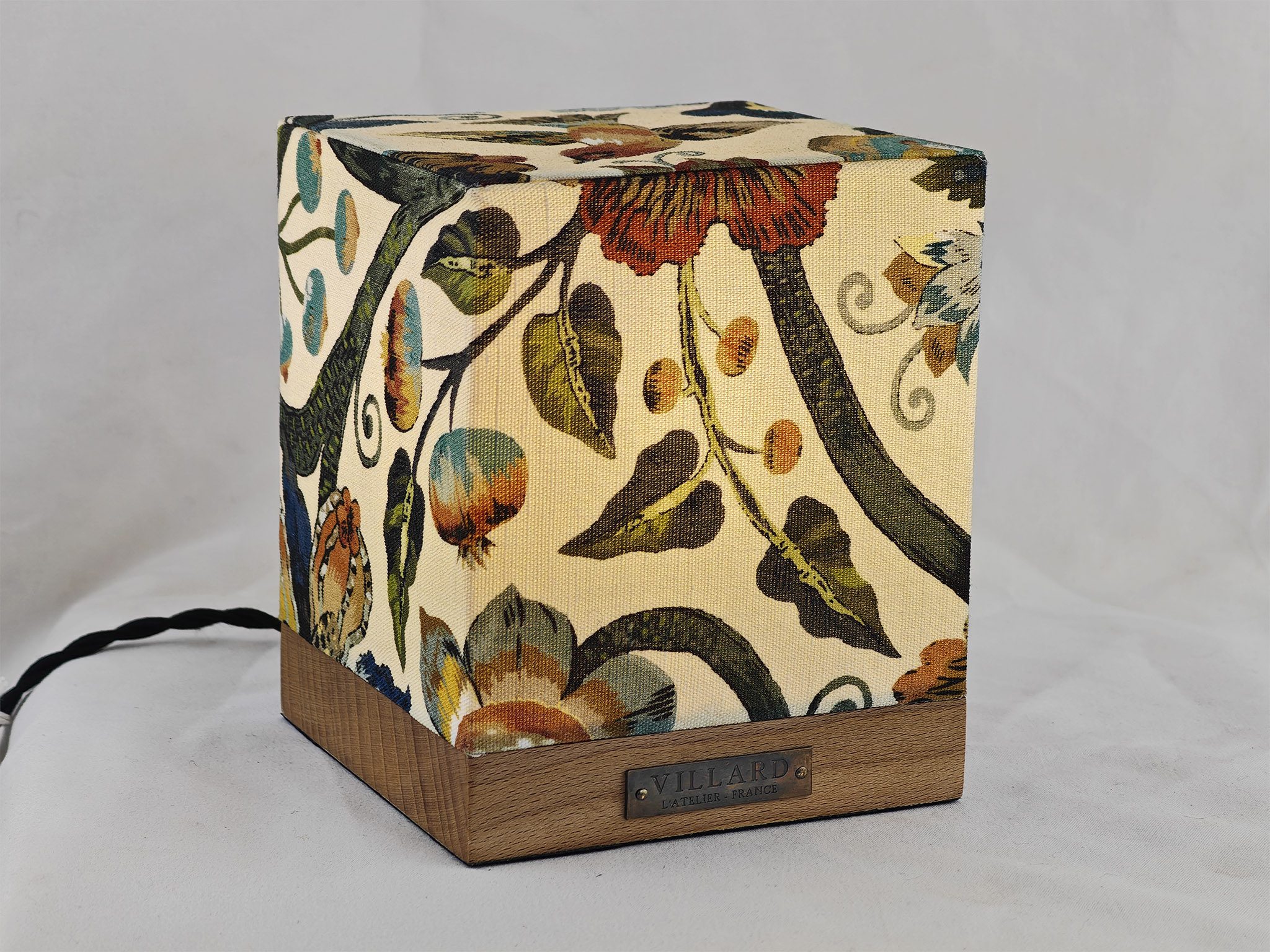 Le cube Villard, tissus anglais House of Hacknay "Gaia", luminaire électrique à ampoule LED par l'Atelier Villard.