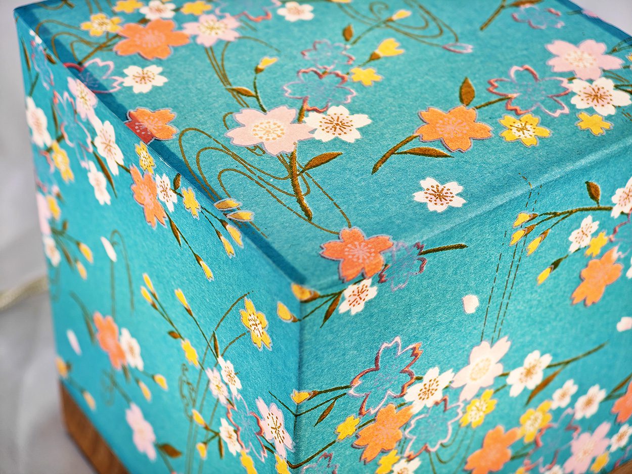 Le cube Villard La Source, lanterne électrique par l'Atelier Villard