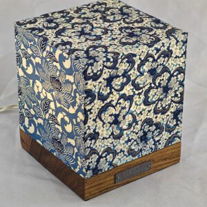 Le cube Villard Paysages Bleus, lanterne électrique par l'Atelier Villard