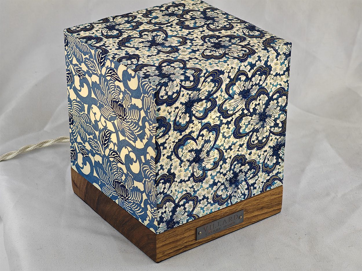Le cube Villard Paysages Bleus, lanterne électrique par l'Atelier Villard