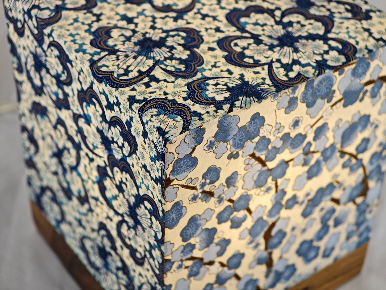 Le cube Villard Paysages Bleus, lanterne électrique par l'Atelier Villard