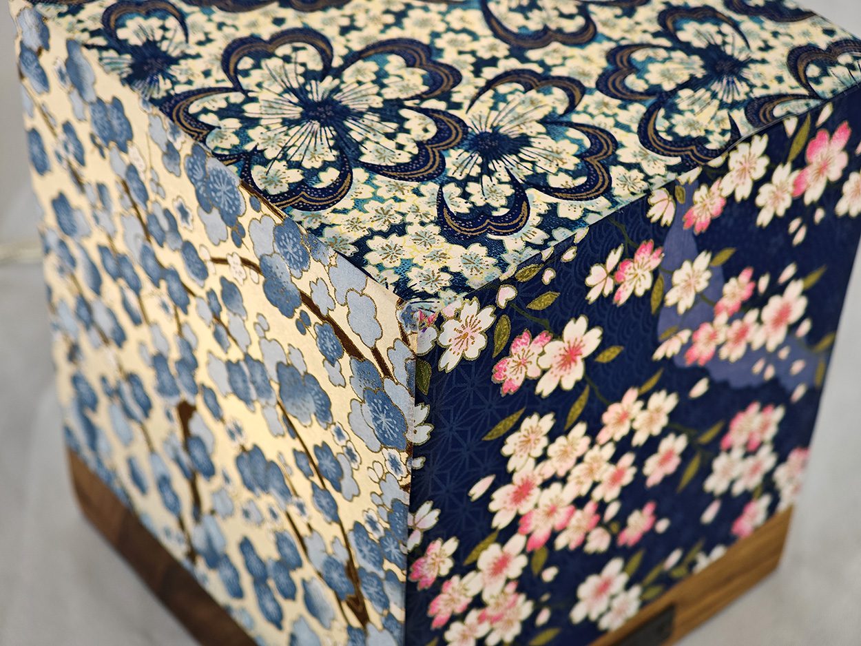 Le cube Villard Paysages Bleus, lanterne électrique par l'Atelier Villard