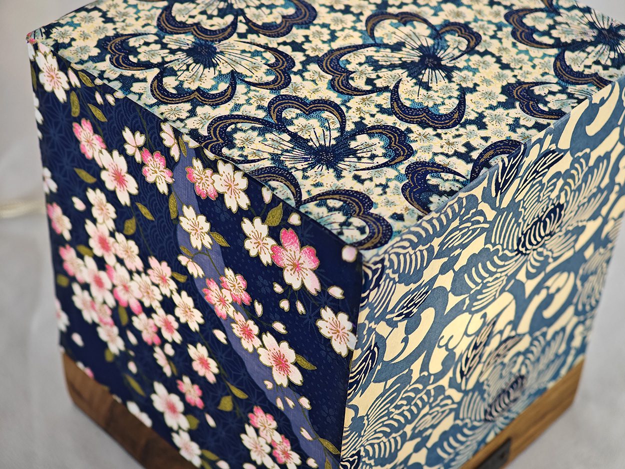 Le cube Villard Paysages Bleus, lanterne électrique par l'Atelier Villard