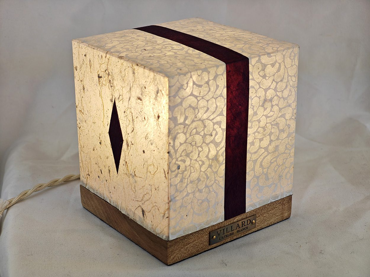 Le cube Villard Shinden, lanterne électrique par l'Atelier Villard