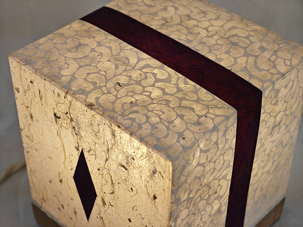 Le cube Villard Shinden, lanterne électrique par l'Atelier Villard