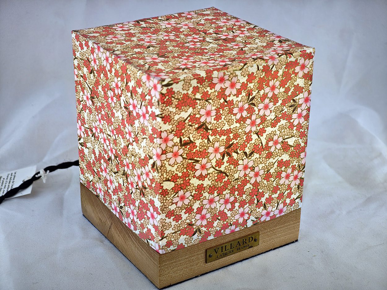 Le cube Villard Umemi, lanterne électrique par l'Atelier Villard